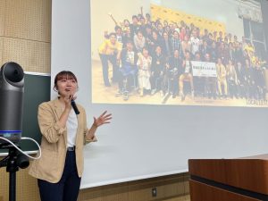 信州大学にて講義する臼山